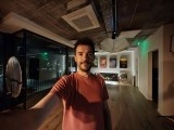 Selfie samples, ultrawide camera (0.5x) - 12mm, f/2.0, ISO 9600, 1/9s (4096x3072px) - Motorola Razr Fold review