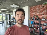 Selfie samples, internal camera - 22mm, f/2.4, ISO 1644, 1/50s (3280x2460px) - Motorola Razr Fold review